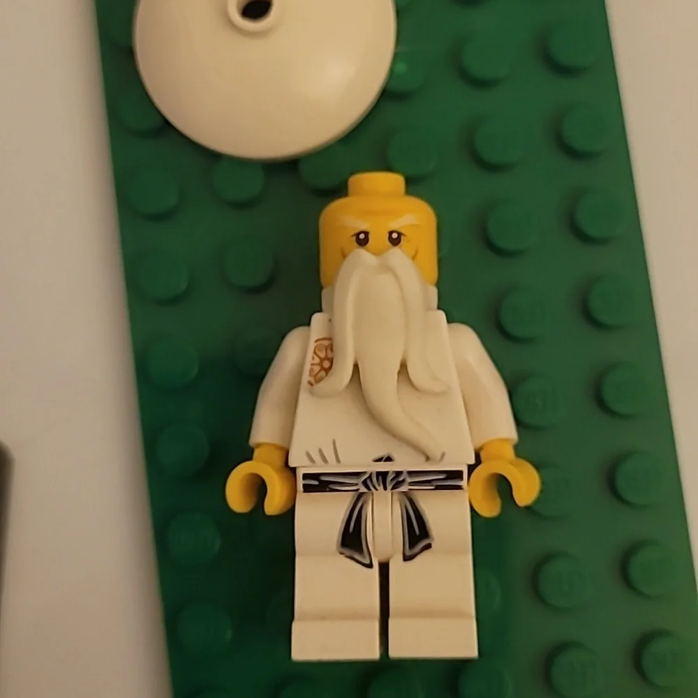 LEGO Ninjago Sensei Wu Minifigure - Picture 2 of 5